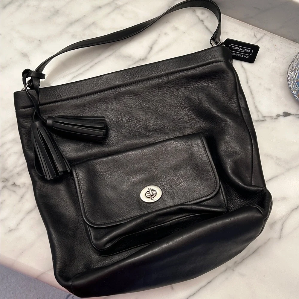 Authentic Coach Black Leather Shoulder Bag in Excellent Condition